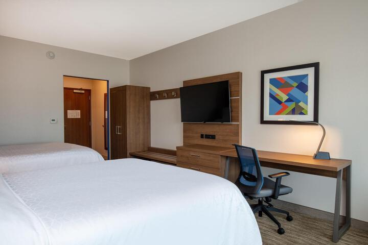 2 Queen Beds (3 of 18)