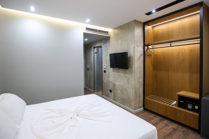 Room 16 of 33