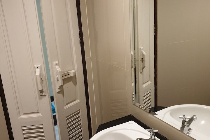 Room 32 of 60