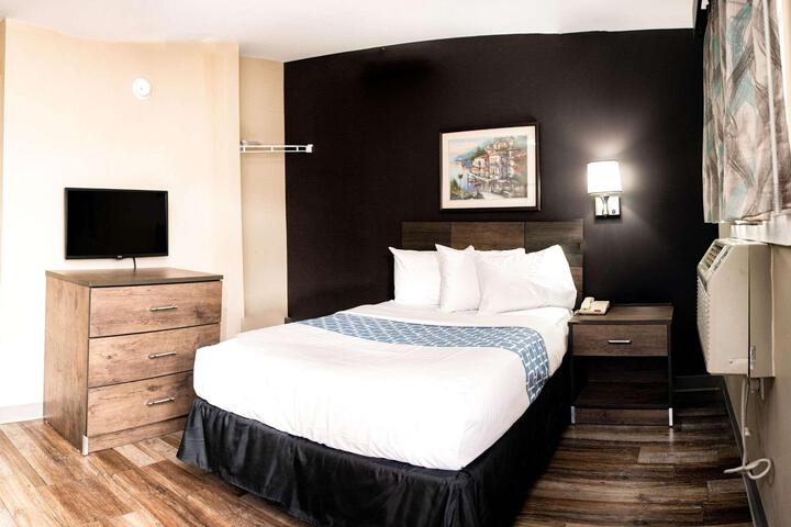 Queen Bed Accessible (11 of 11)