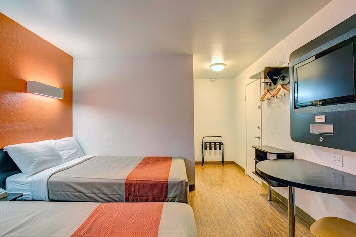 2 Double Beds (8 of 11)