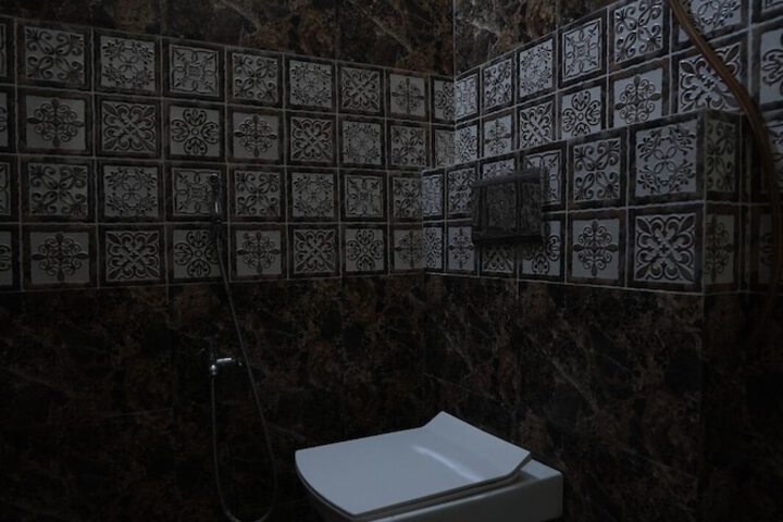 Room 5 of 8