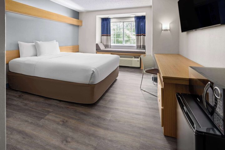 1 Queen Bed (14 of 14)