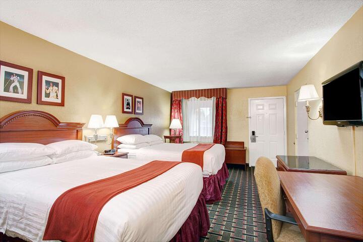 2 Double Beds (6 of 8)