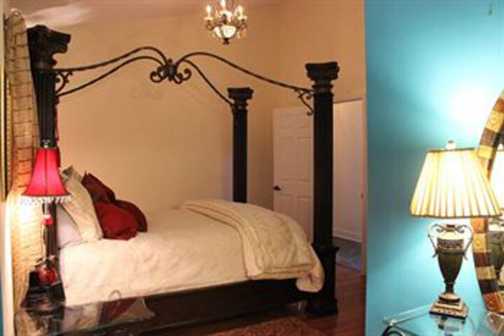 Room 6 of 18