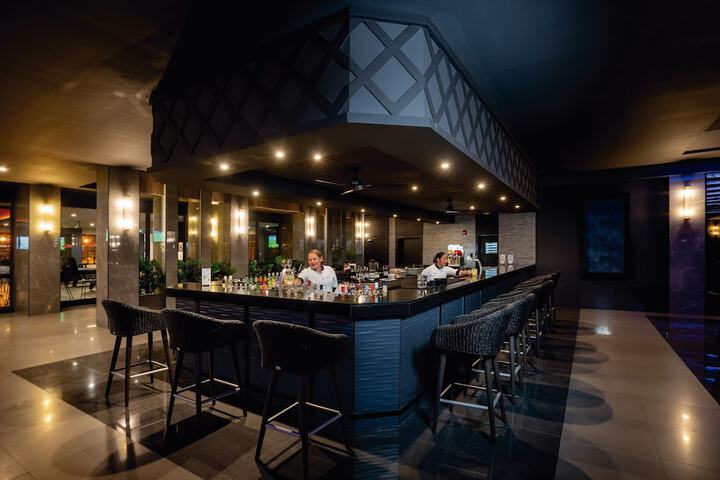 Lounge 96 of 113