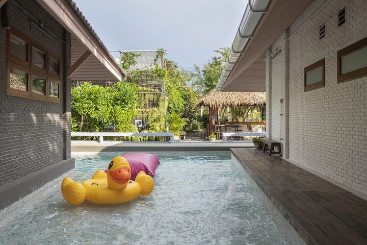 Pool 165 of 219