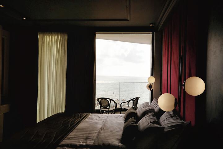 Room 24 of 107