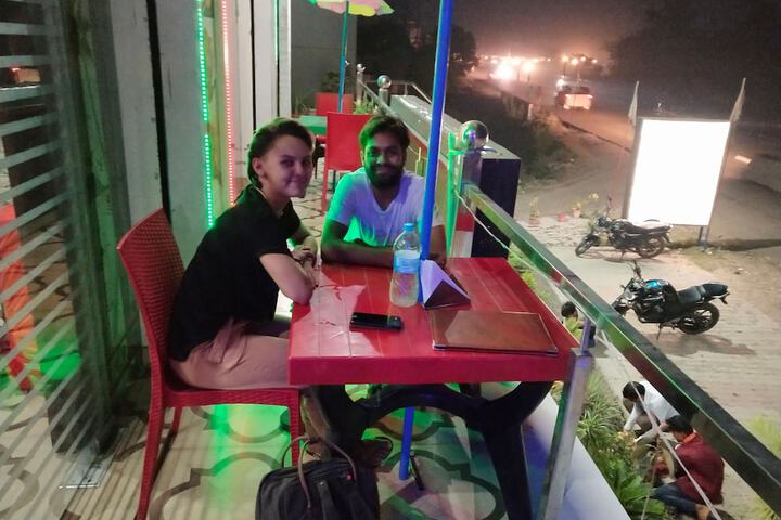 Dining 8 of 10