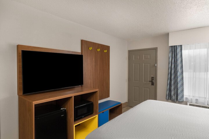 Room 10 of 33