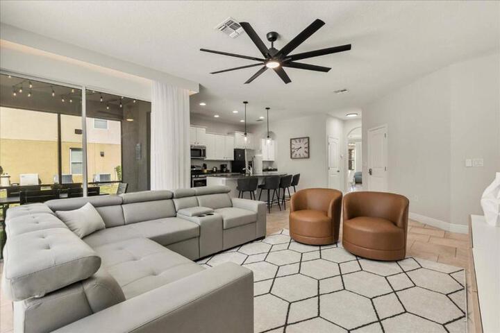 7 Bedrooms 5 Bathrooms Solterra 4196 OD in Davenport, FL