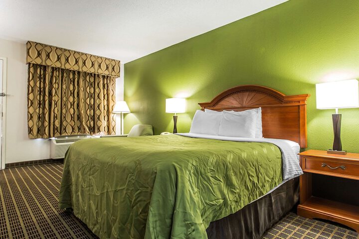 1 Queen Bed (13 of 17)