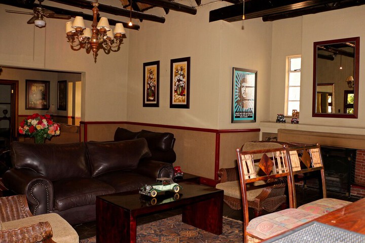 Lounge 10 of 18