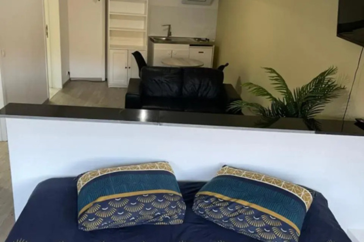 Room 6 of 12