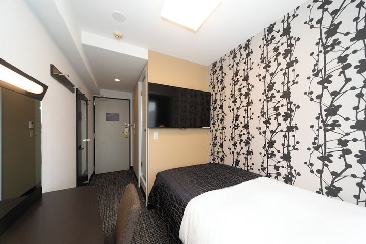 Room 13 of 33