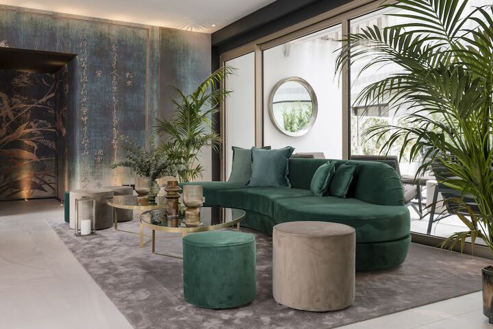 Lobby lounge