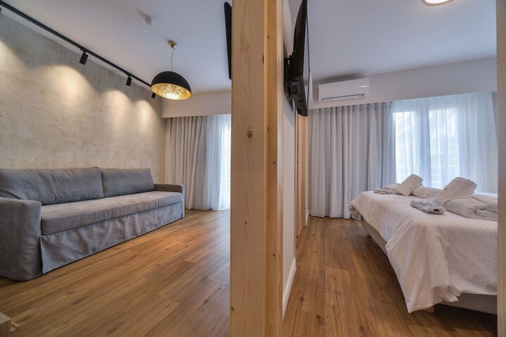 Room 6 of 100