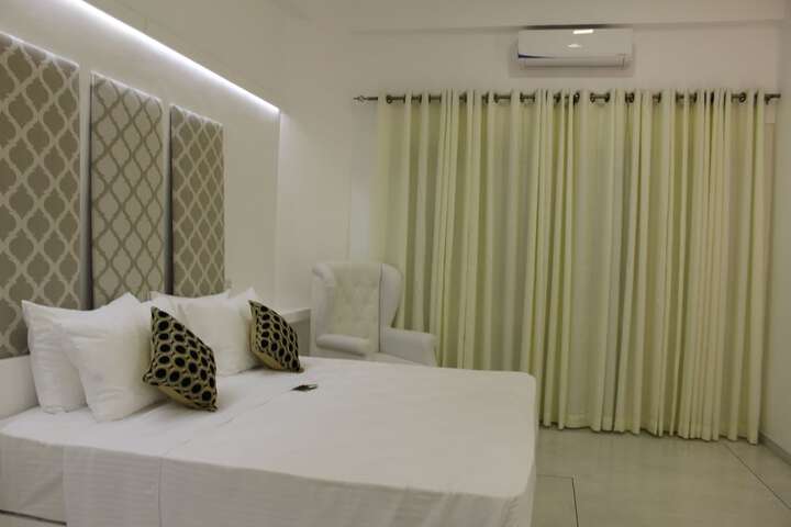 Room 10 of 33