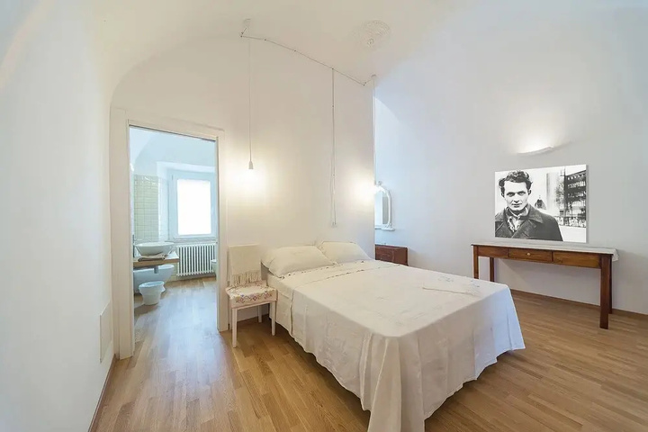 Room 2 of 12