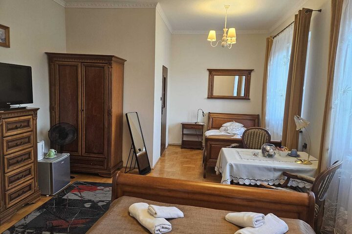 Room 12 of 77