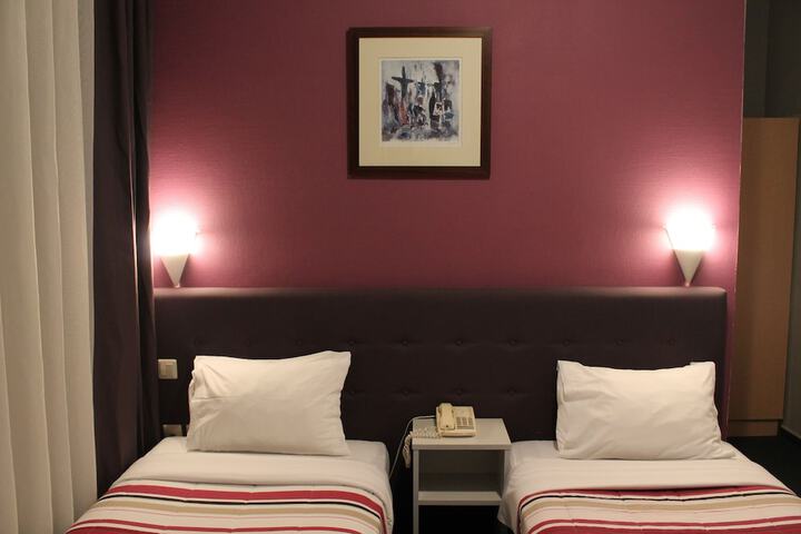 Room 13 of 36
