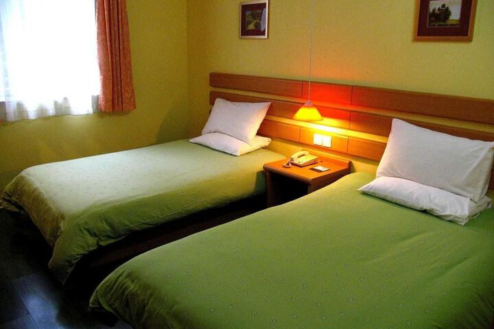 Room 9 of 11