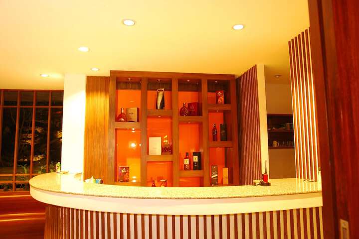 Lounge 37 of 43