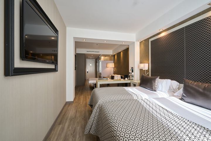 Room 32 of 82