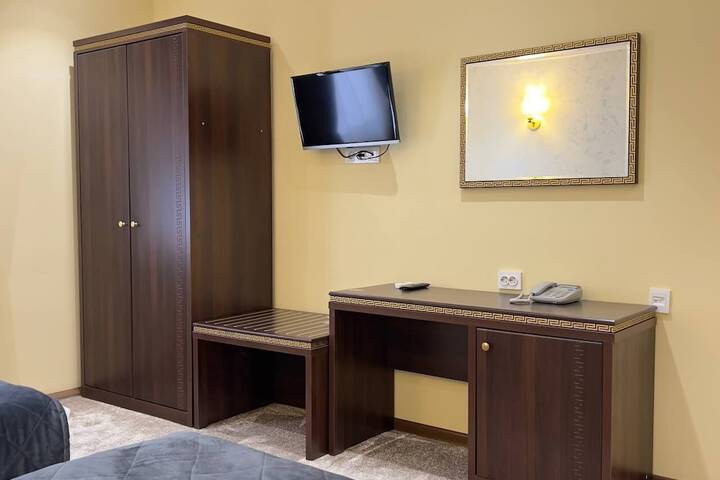 Room 12 of 18