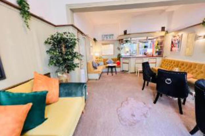 Lounge 6 of 23