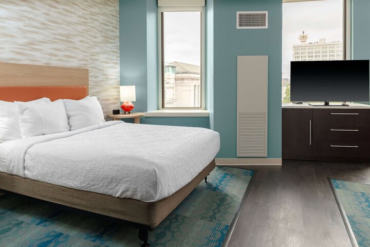 Studio Suite Queen Bed (1 of 4)