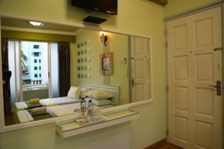 Room 8 of 33