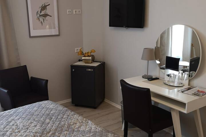 Room 18 of 145