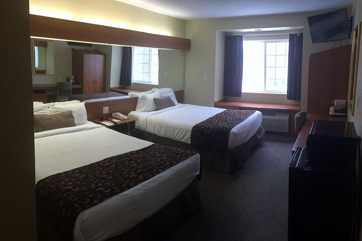 1 Queen Bed (10 of 25)