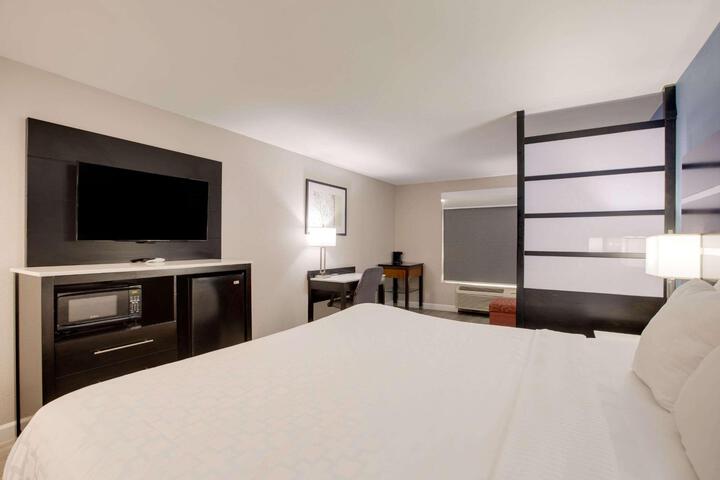 1 King Bed (2 of 33)