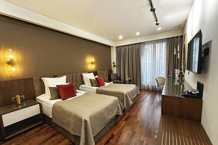 Room 13 of 32