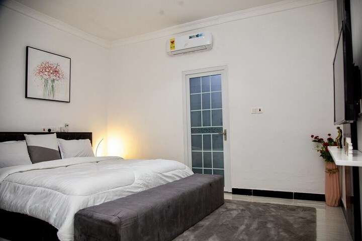 Room 11 of 77