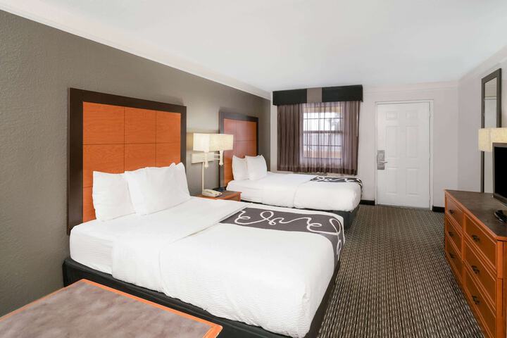 Standard Room, King or Two Doubles (4 of 5)