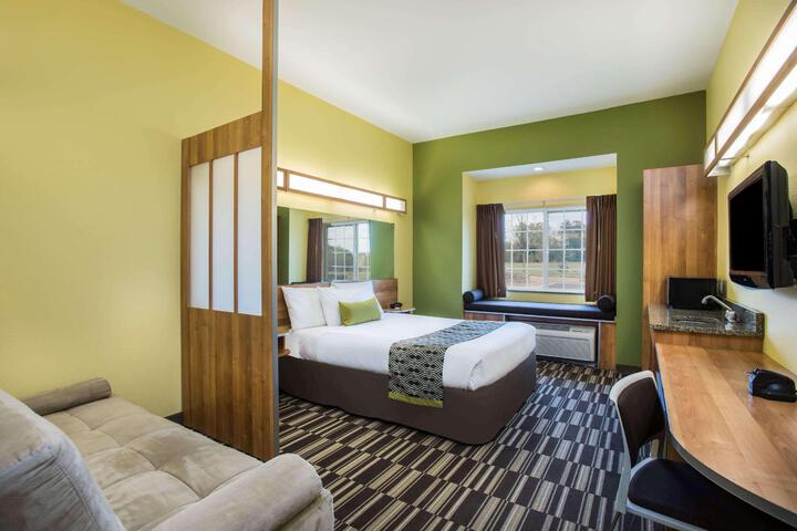 1 Queen Bed Accessible Room (19 of 21)