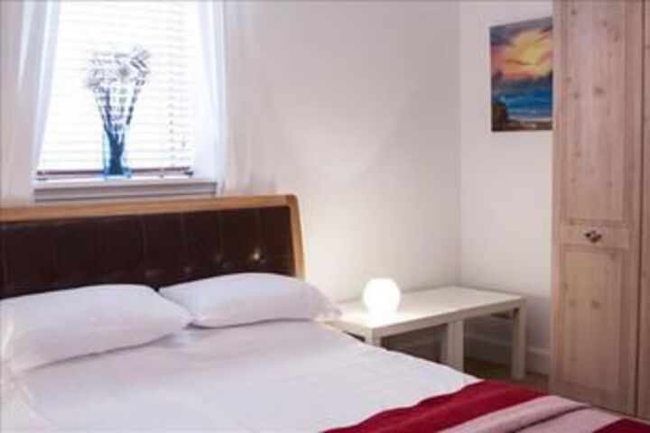 Room 4 of 9