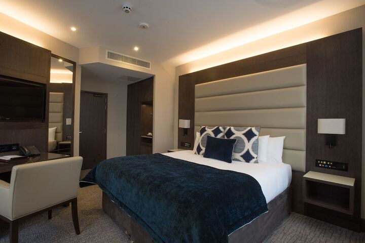 Room 5 of 100