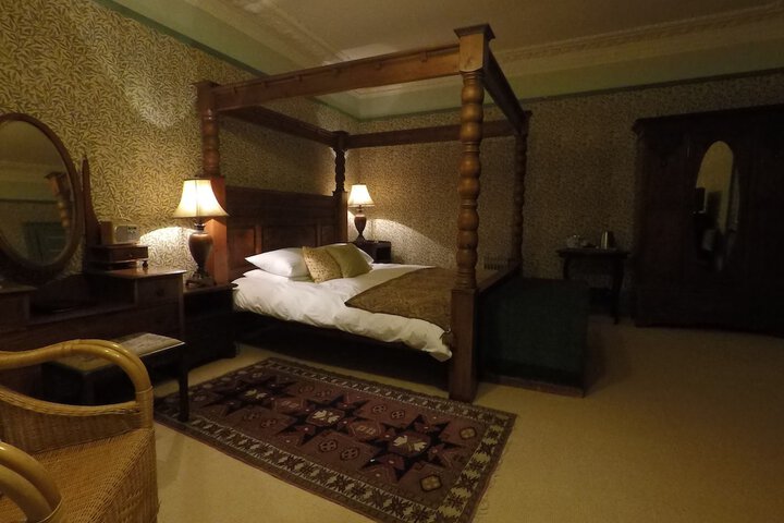 Room 5 of 18