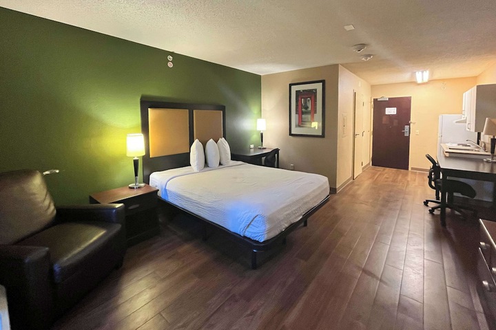 Room 6 of 28