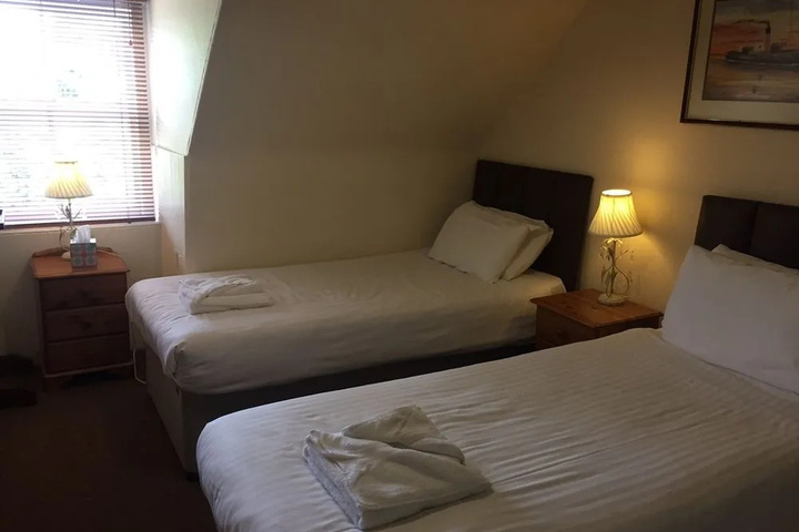 Room 6 of 13