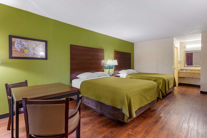 2 Double Beds (10 of 10)