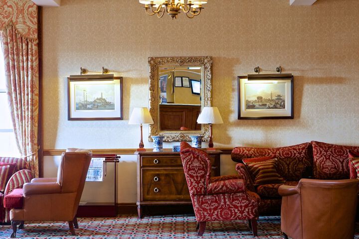 Lounge 56 of 61
