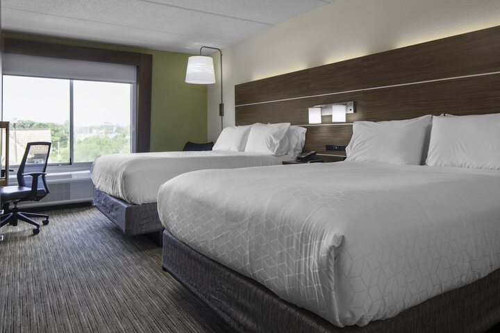 2 Queen Beds (2 of 9)