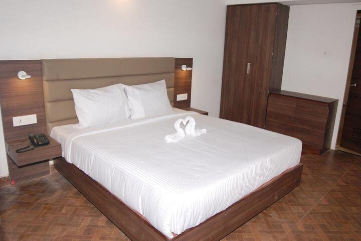 Room 8 of 18