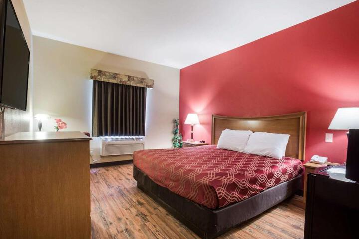 1 King Bed (1 of 14)