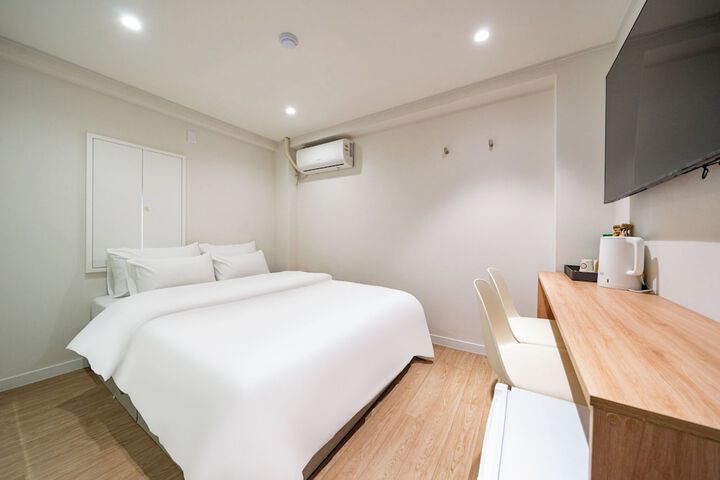Room 4 of 12